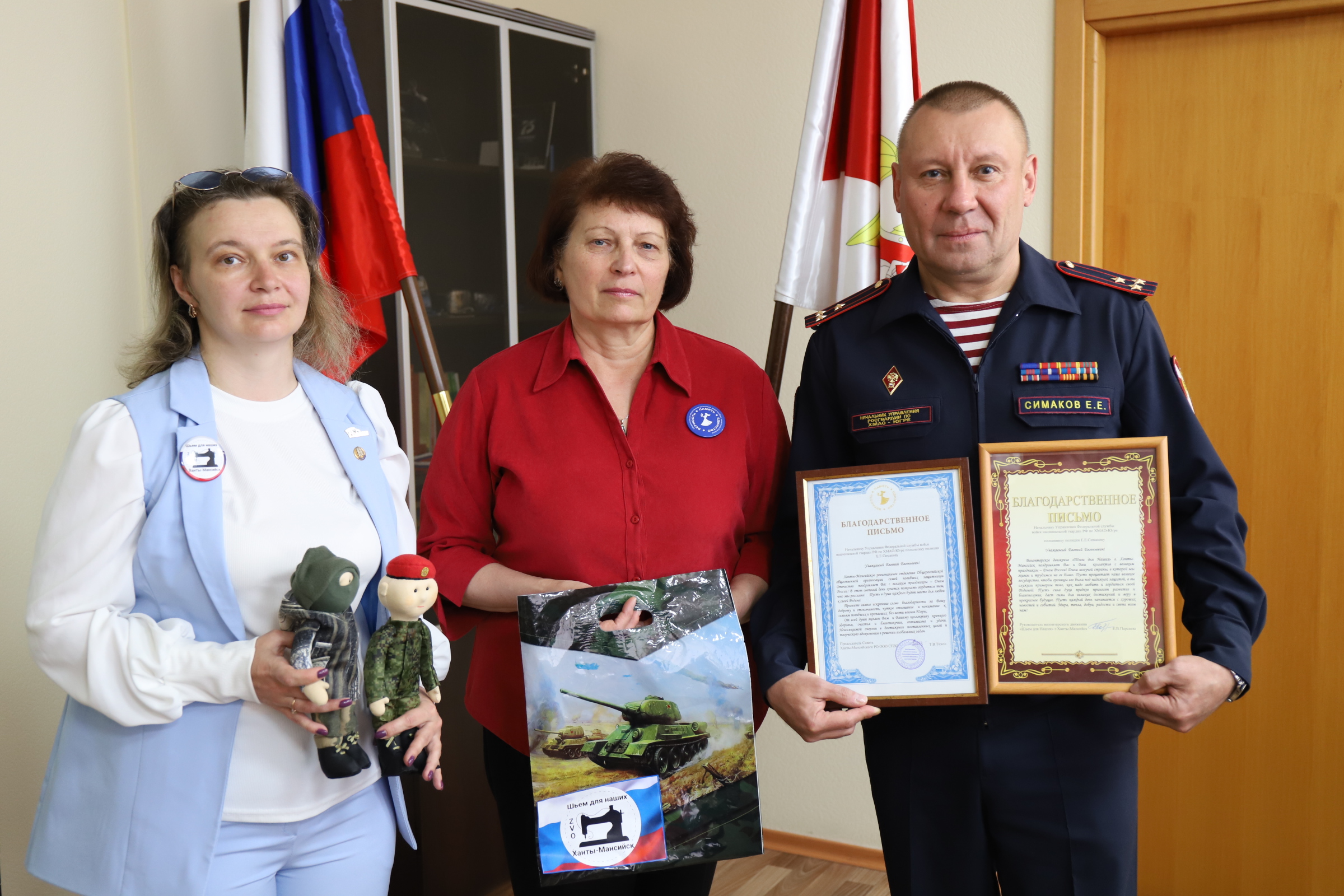 Начальник Управления Росгвардии по ХМАО — Югре провел рабочую встречу с представителями волонтерского движения «Шьем для наших».