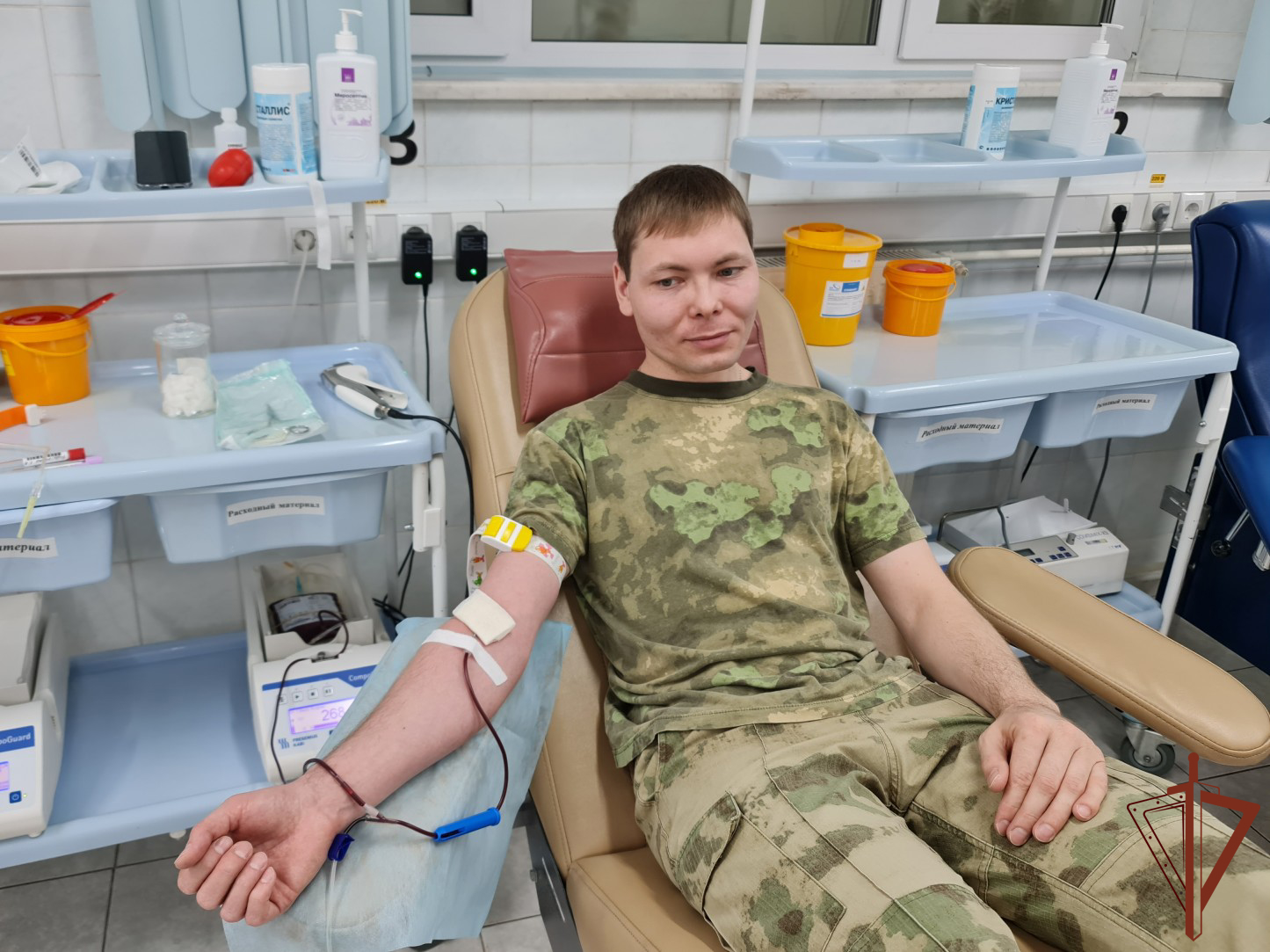 Благотворительную ведомственную донорскую акцию поддержали росгвардейцы в Югре.