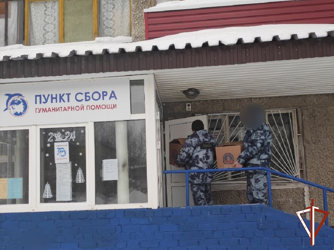 Бойцы ОМОН «Сокол – Югра» Росгвардии передали партию гуманитарного груза в районы СВО.