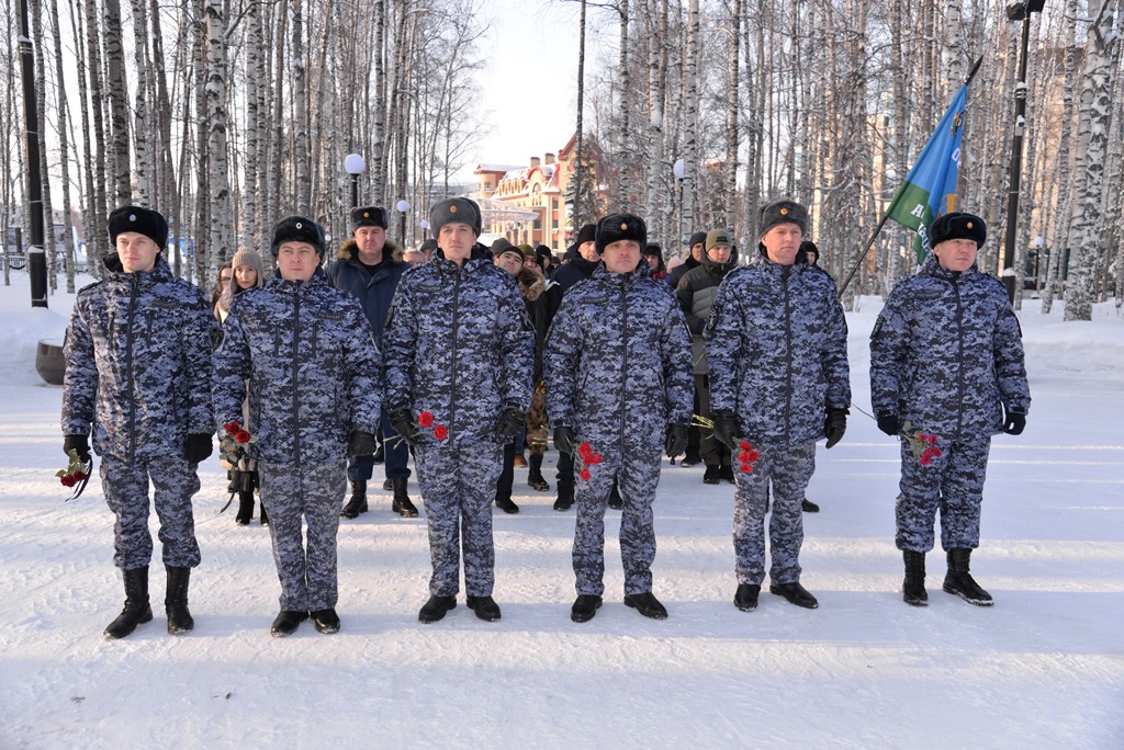 Офицеры Росгвардии почтили память защитников Сталинграда в Югре.