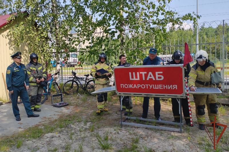 Действия по ликвидации пожара отработали росгвардейцы на ведомственных объектах в Югре.