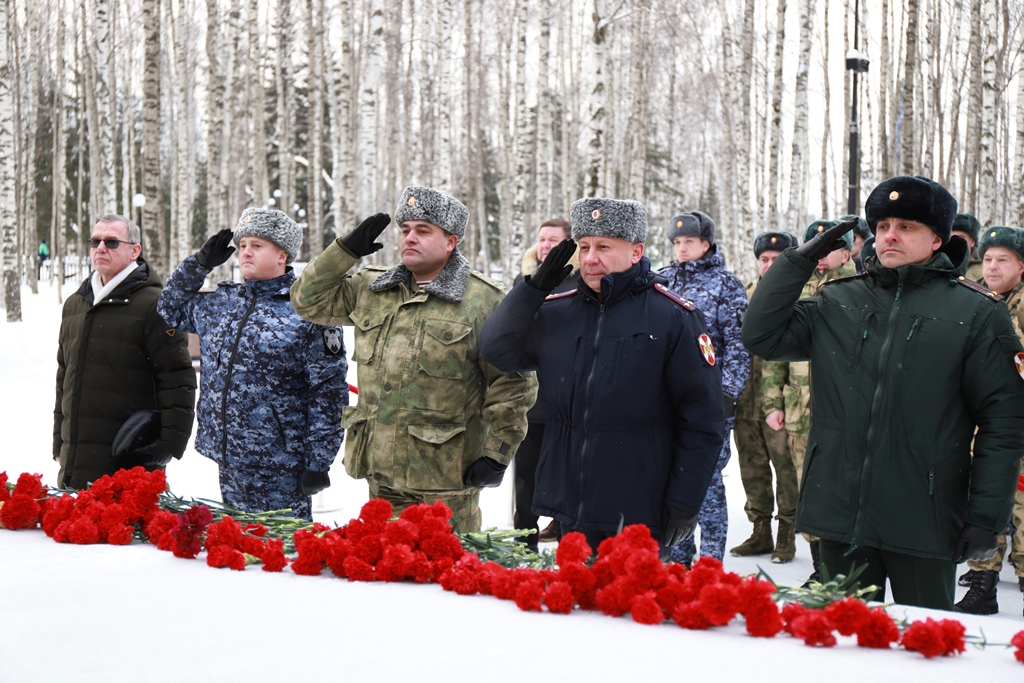 Военнослужащие и сотрудники Управления Росгвардии по ХМАО – Югре почтили память жертв блокады Ленинграда.