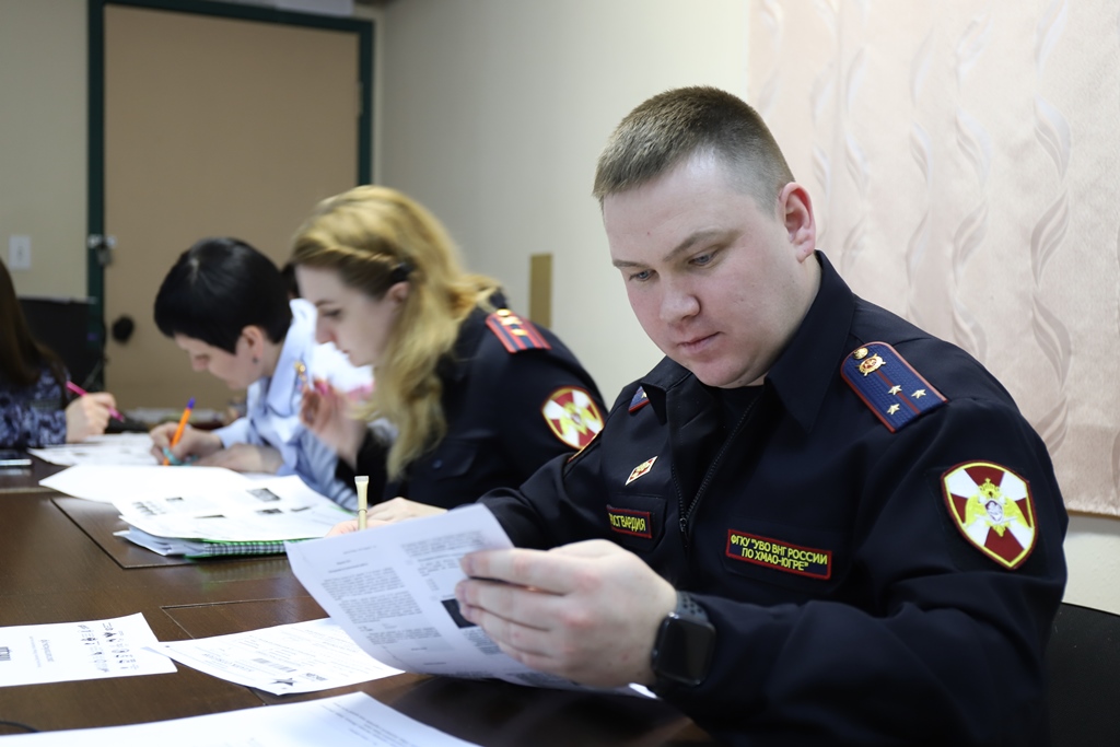 Военнослужащие и сотрудники  Росгвардии написали Диктант Победы в Югре.