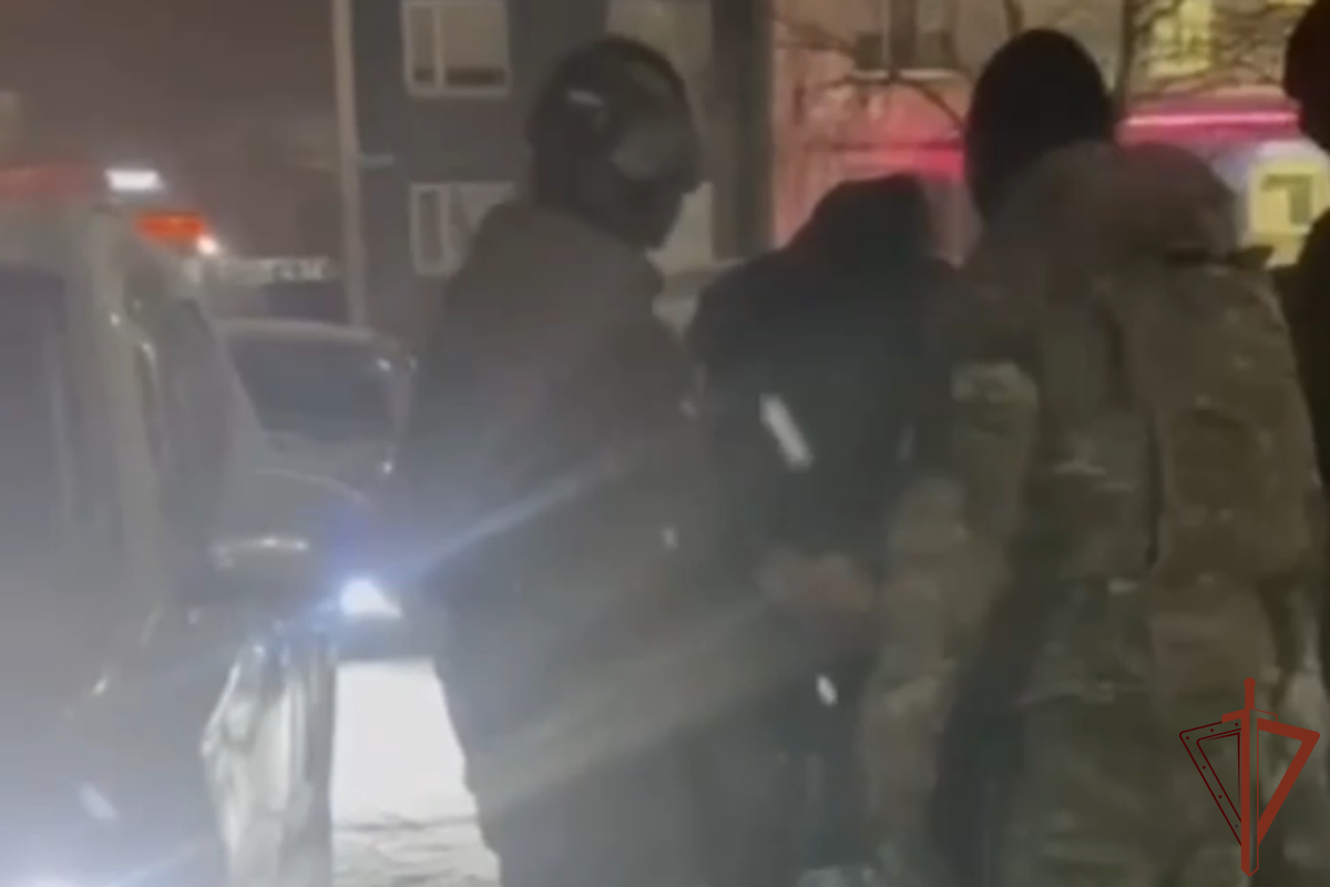 отрудники ОМОН Росгвардии задержали подозреваемых в получении взятки в Нижневартовске.