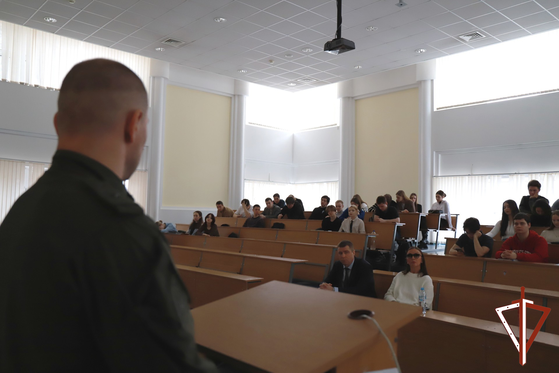 Офицер спецназа Росгвардии принял участие во встрече со студентами Югорского государственного университета.