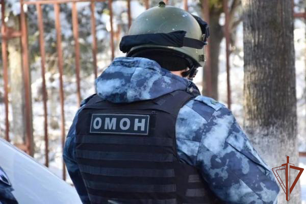 При силовой поддержке ОМОН Росгвардии в Югре изъяли из незаконного оборота около 10 тонн некурительного табачного изделия.
