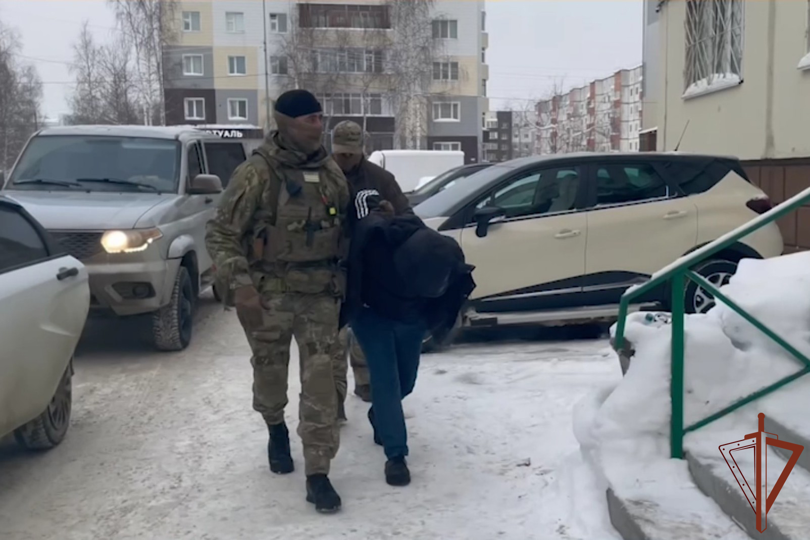 При силовой поддержке СОБР Росгвардии в Югре задержаны подозреваемые в серии вымогательств.