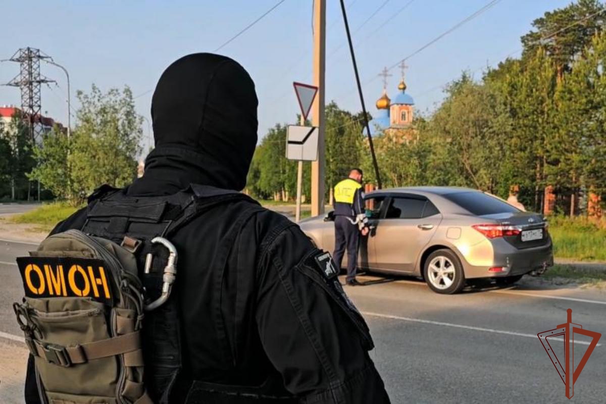 При содействии ОМОН Росгвардии прошел рейд по выявлению нарушений в сфере миграции и ПДД в Югре.