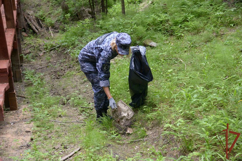 В Югре Росгвардия провела уборку подшефного родника.