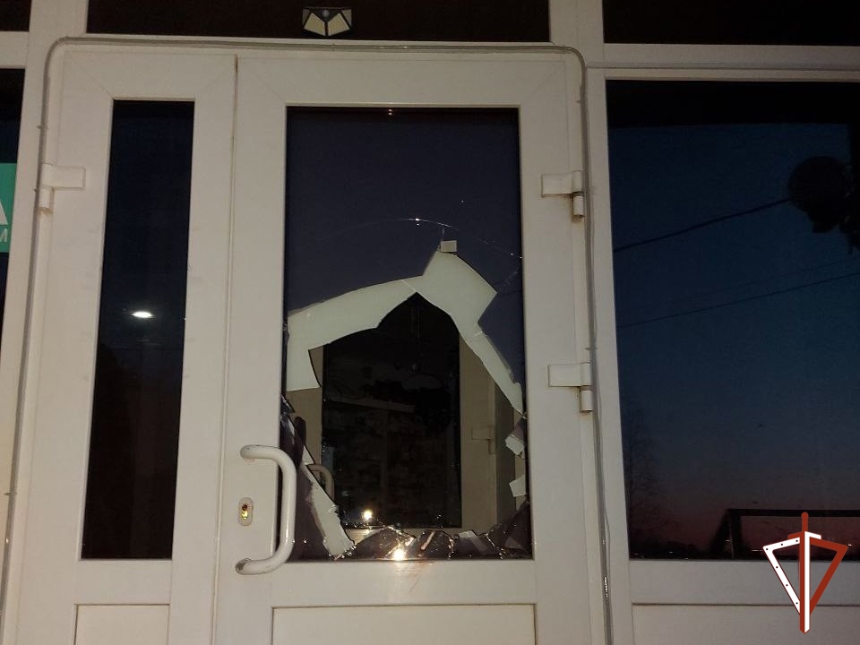 В Нягани сотрудники Росгвардии задержали подозреваемого в серии краж из объектов торговли.