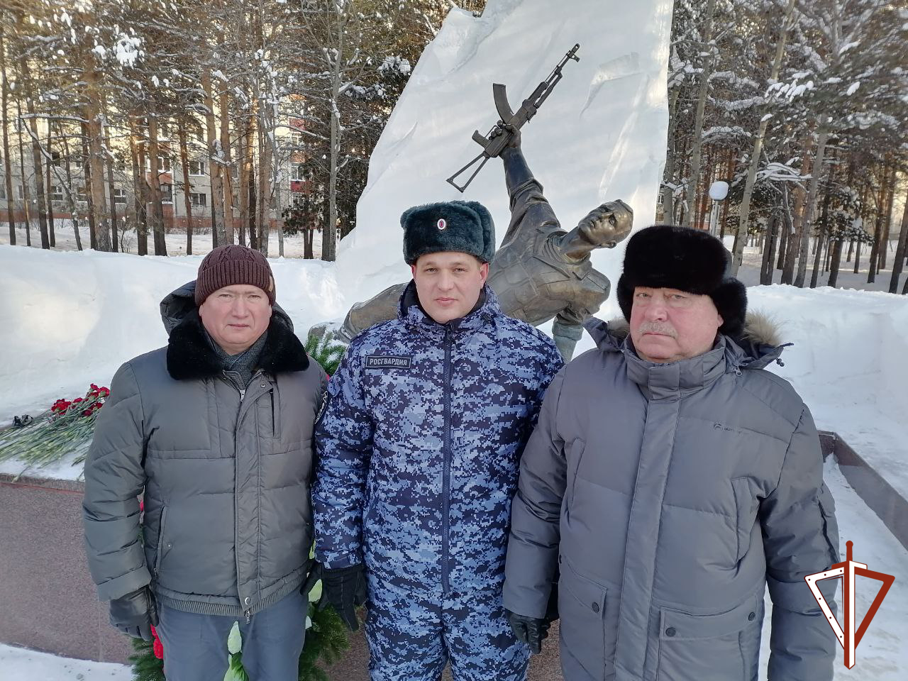 Военнослужащие и сотрудники Росгвардии в Югре почтили память россиян, исполнявших служебный долг за пределами Отечества.