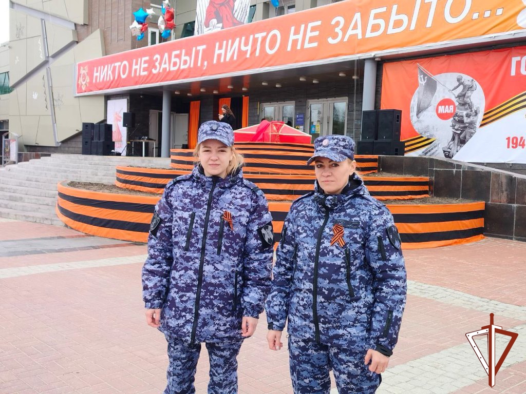 В Югре Росгвардия обеспечила охрану правопорядка на праздничных мероприятиях в честь Дня Победы и организовала пункты приема на службу.