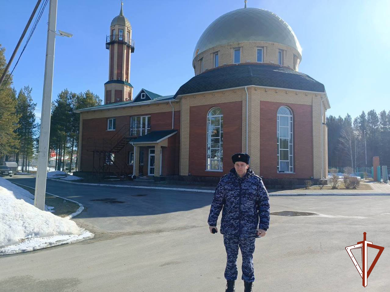 В Югре Росгвардия обеспечила охрану правопорядка во время проведения мусульманского праздника Ураза-Байрам.