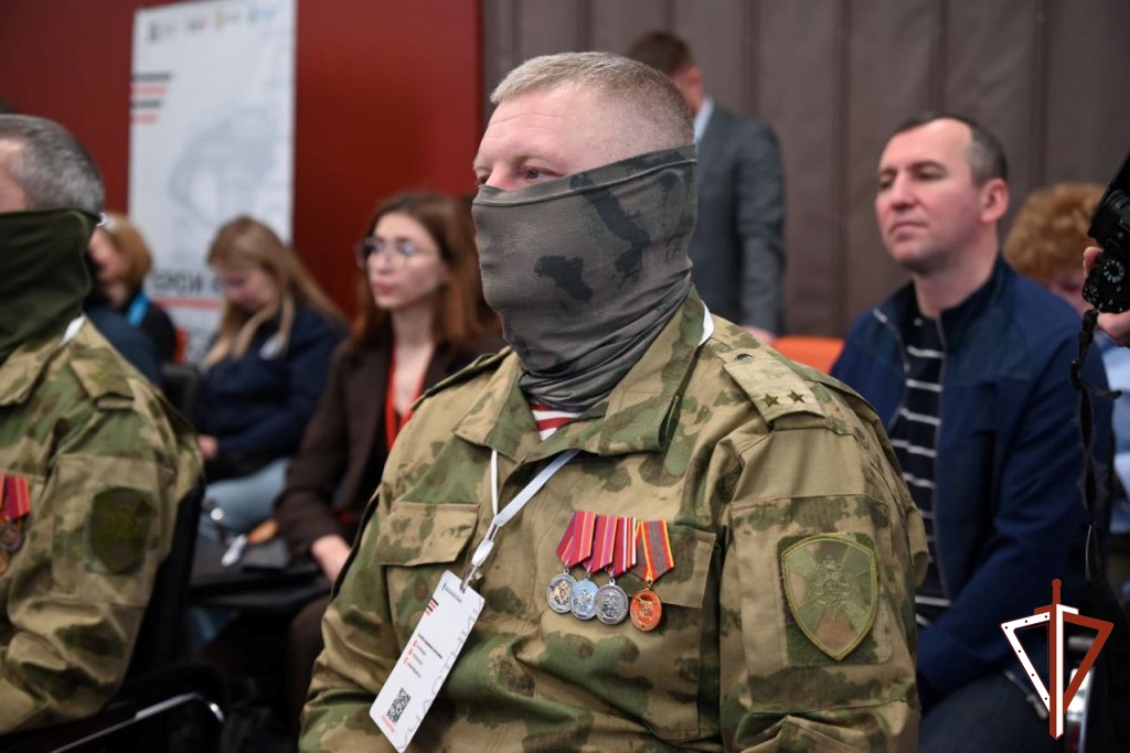 В Югре очередной выпуск авторской радиопрограммы «Росгвардия. Всегда на страже» посвящён уникальному образовательному проекту участников СВО «Герои Югры».