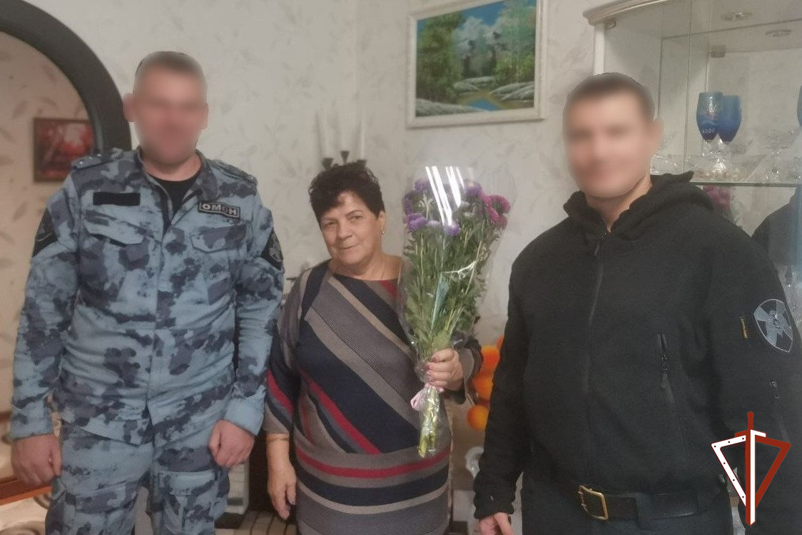 В Югре офицеры ОМОН Росгвардии навестили маму погибшего на Северном Кавказе военнослужащего внутренних войск.