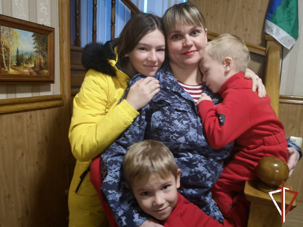В Югре победители Всероссийского съезда Дедов Морозов и Снегурочек  поздравили многодетную семью офицера Росгвардии.