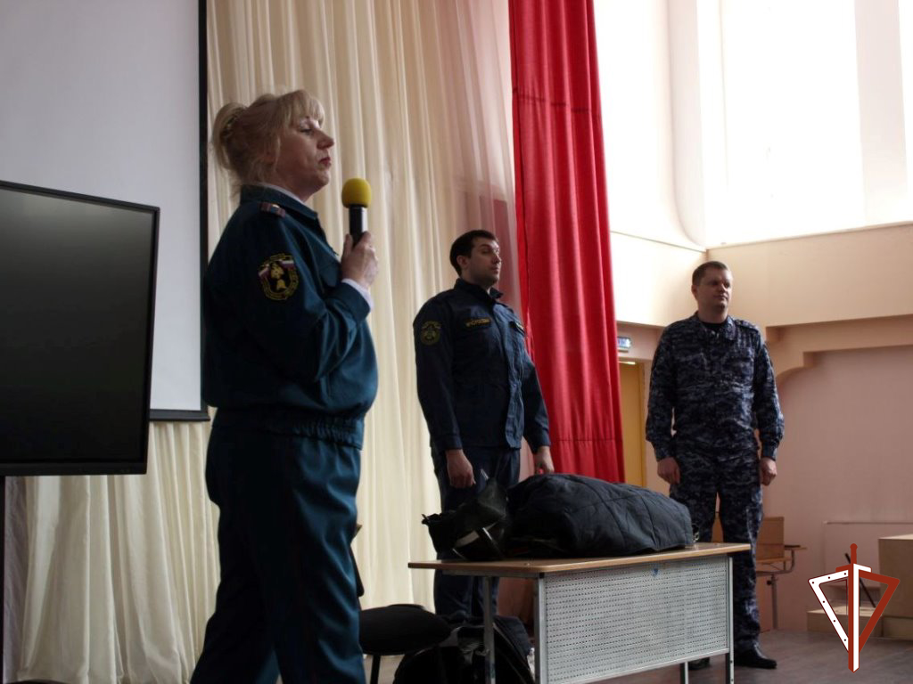 В Югре представители Росгвардии рассказали школьникам о правилах пожарной безопасности в быту.