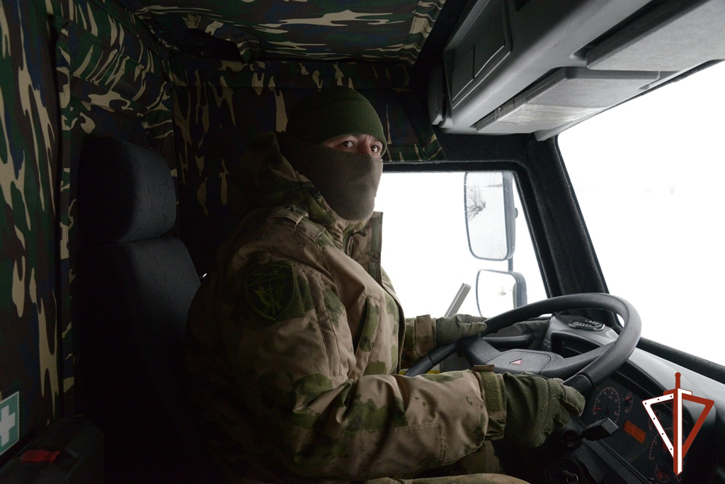В Югре при содействии СОБР Росгвардии задержан организатор фиктивных браков с нелегалами.
