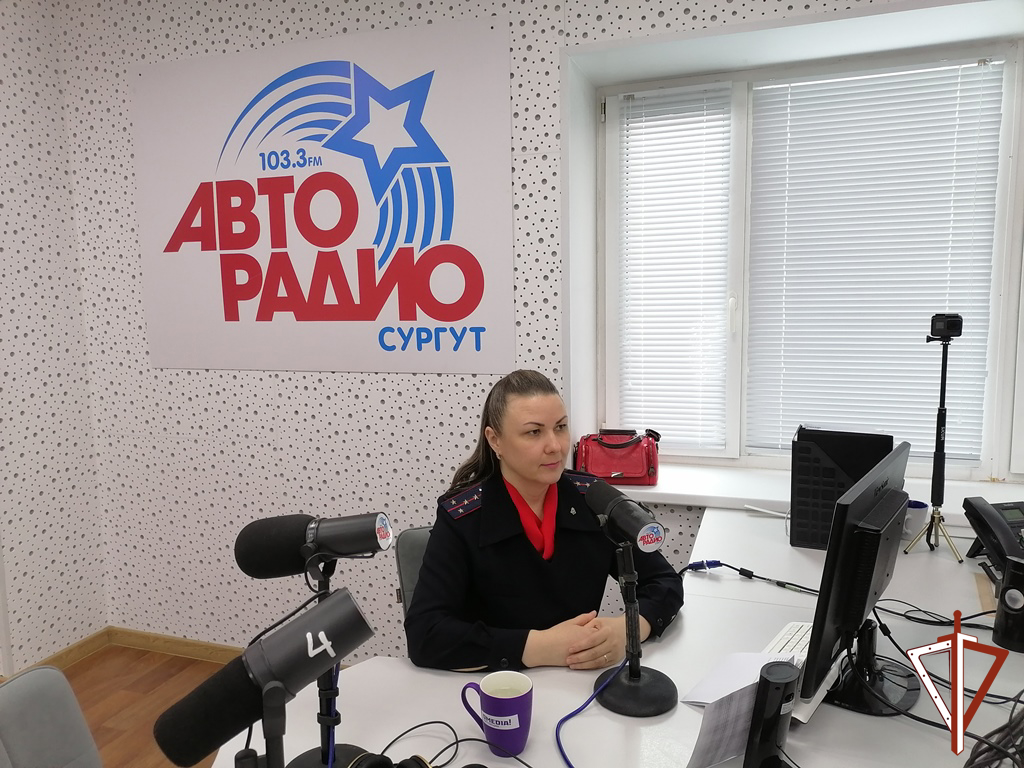 В Югре вневедомственная охрана Росгвардии рассказала региональным журналистам об особенностях своей профессии.