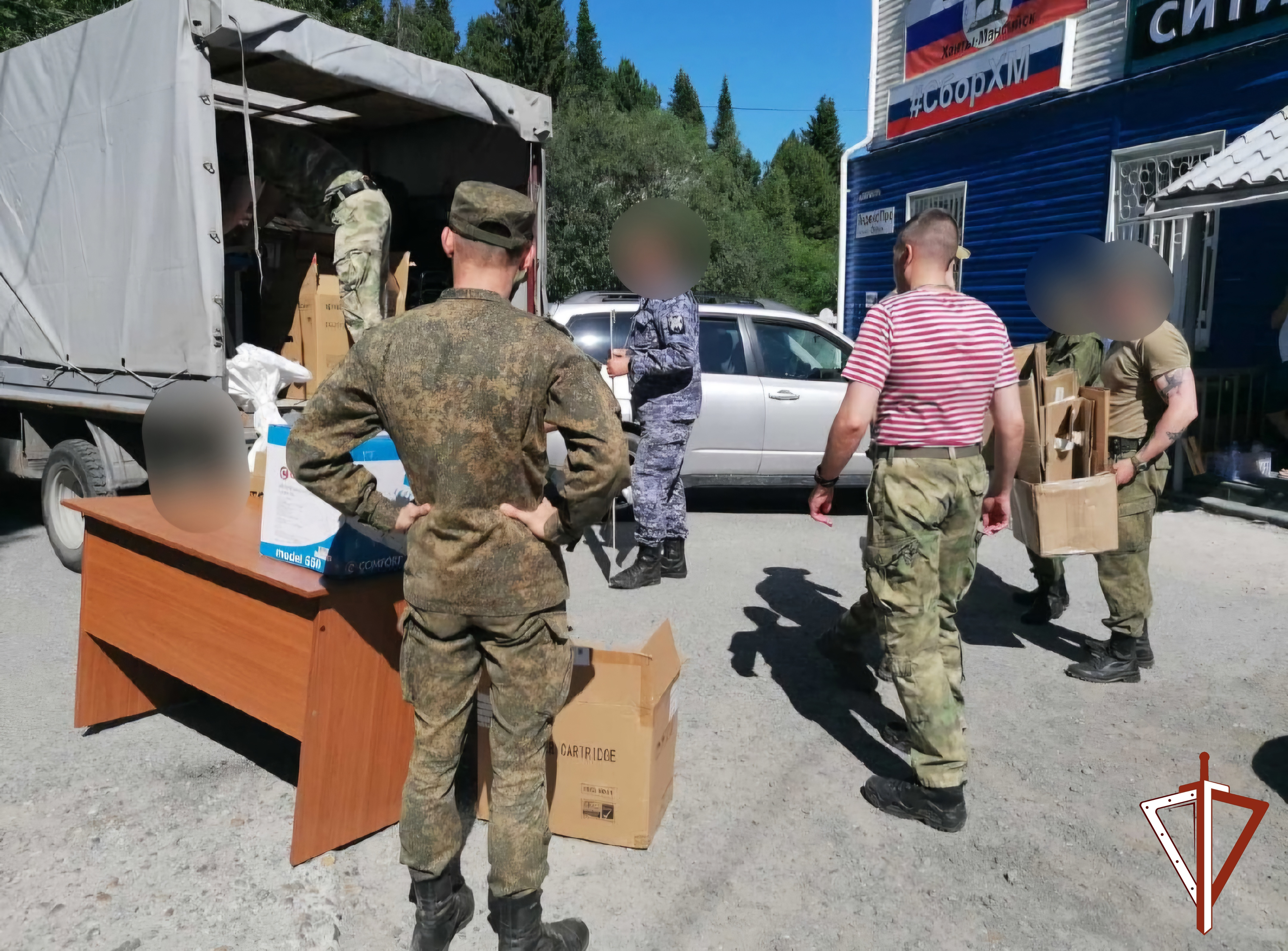 В Югре волонтёры поблагодарили росгвардейцев за помощь в переезде.