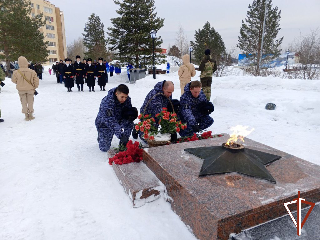 В Югре росгвардейцы провели встречи с подшефными школьниками и воспитанниками гвардейской смены о 80-летии снятия блокады Ленинграда.