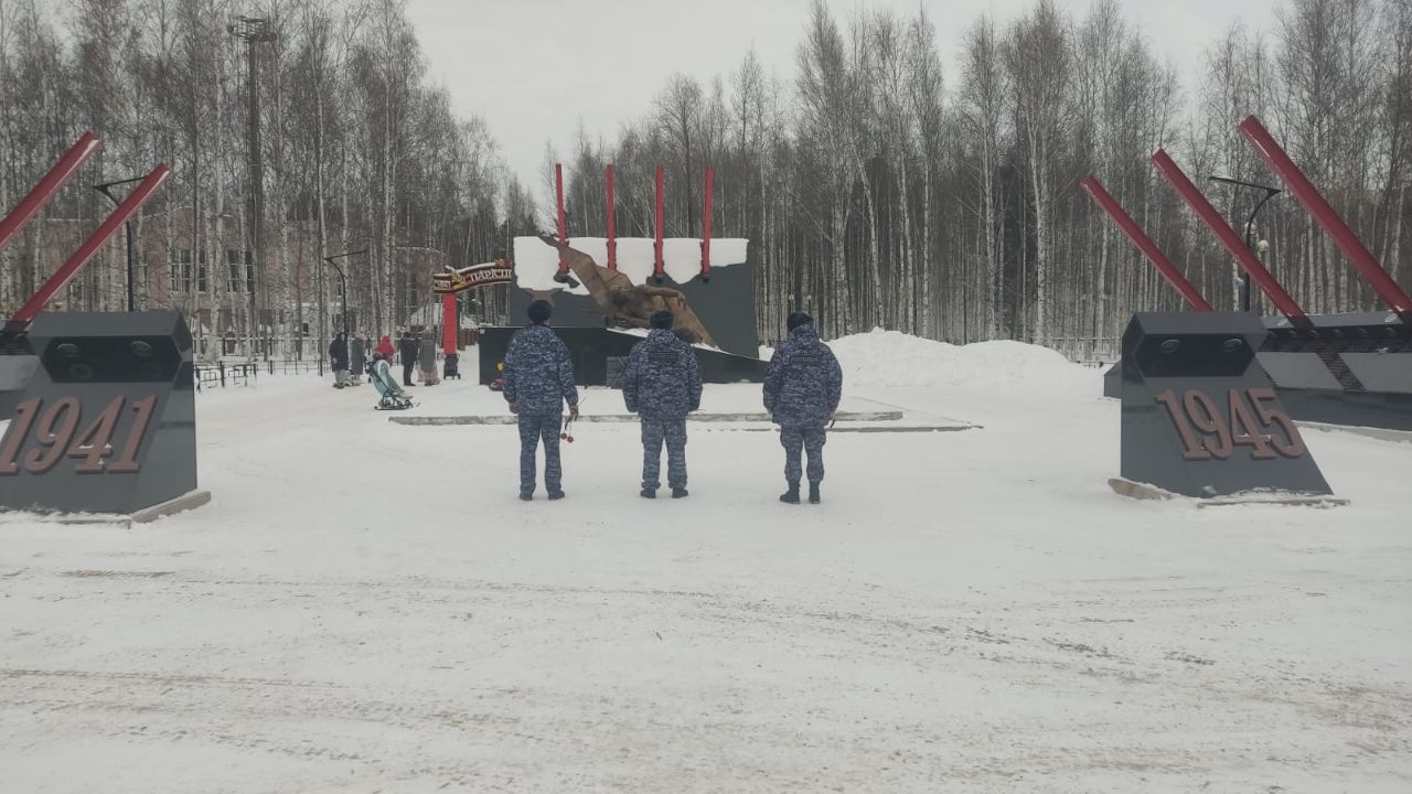 Военнослужащие и сотрудники Росгвардии приняли участие в памятных мероприятиях, посвященных Дню защитника Отечества в Югре.