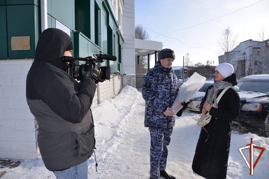 «Весенние комплименты от Росгвардии» дарят югорчанкам представители ведомства накануне 8 марта.