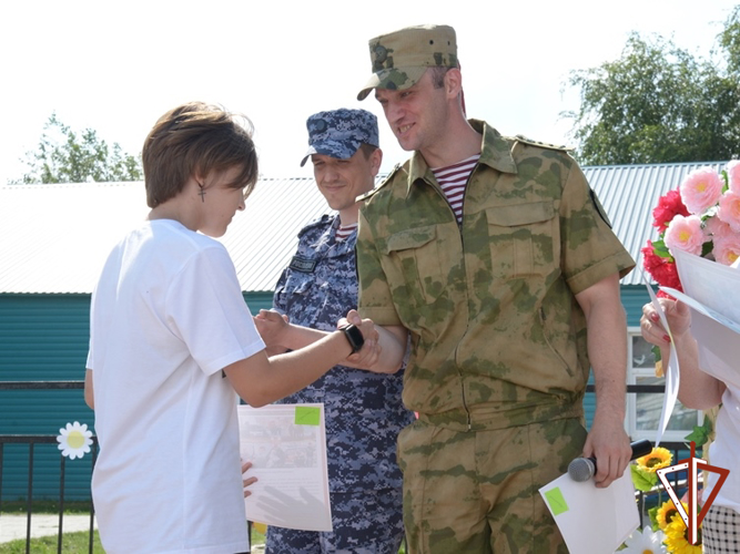 В Югре Росгвардия поблагодарила жителей села Батово за гуманитарную помощь участникам СВО.