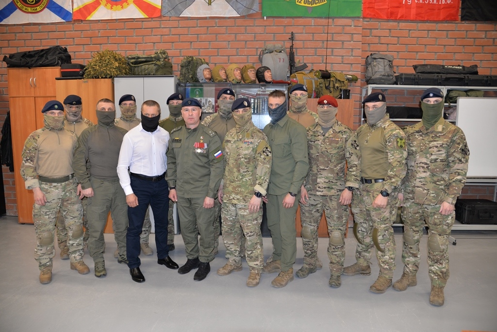 В Югре боевые офицеры и ветераны Росгвардии встретились с Героем Российской Федерации Александром Головашкиным.