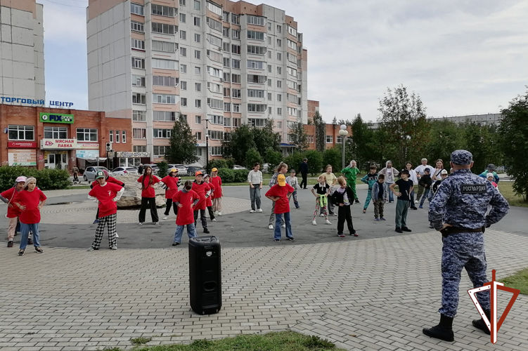 Сотрудники Росгвардии провели утреннюю зарядку для молодежи Сургута.