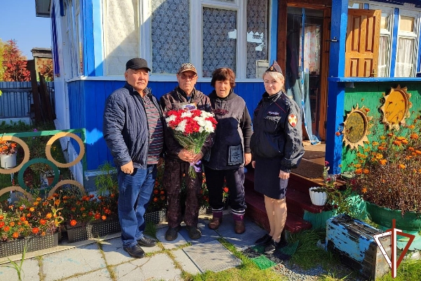 В Белоярском сотрудники отделения вневедомственной охраны Росгвардии поздравили ветерана службы с Днем рождения.