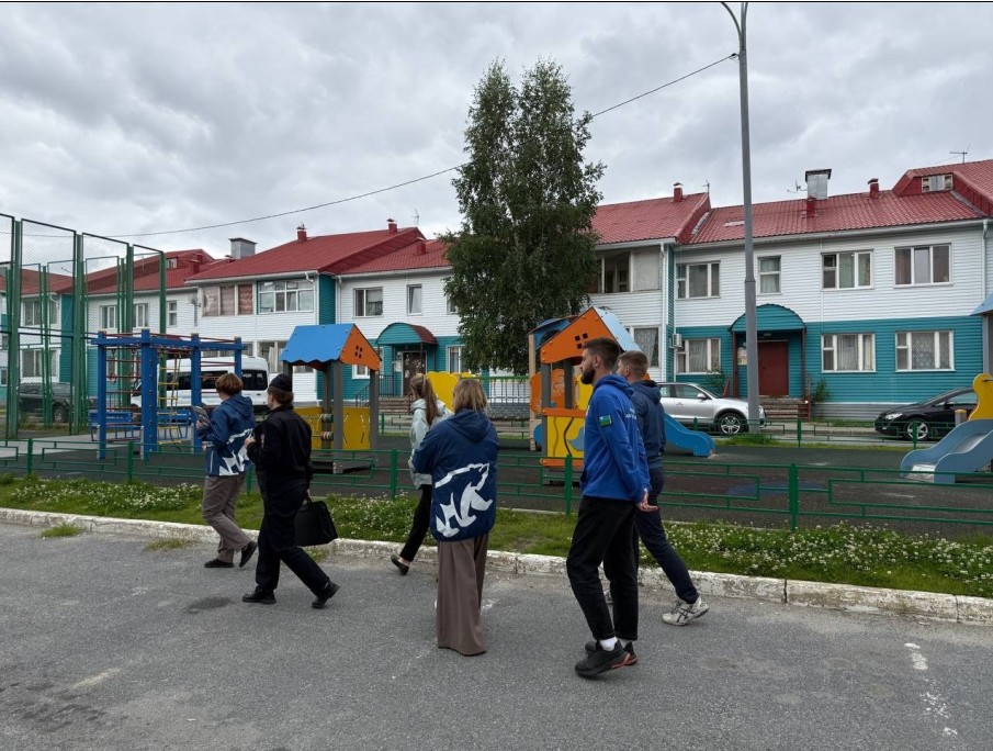 Проверили безопасность на детских площадках.