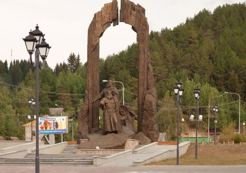 Скульптурная группа «Основателям города Ханты-Мансийска».