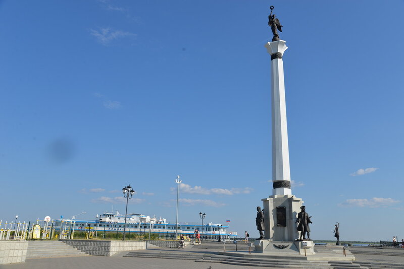 Скульптурная композиция «Великим Сибирским экспедициям».