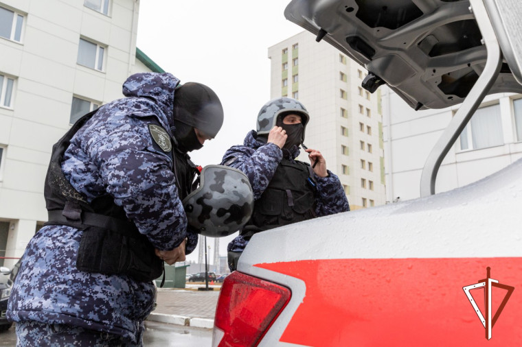 В Сургуте сотрудники Росгвардии задержали дебошира. В Сургуте сотрудники Росгвардии задержали дебошира.