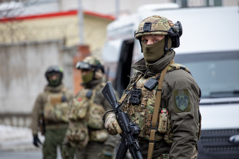 При силовой поддержке СОБР Росгвардии в Югре задержали подозреваемого в сбыте крупной партии наркотических веществ. При силовой поддержке СОБР Росгвардии в Югре задержали подозреваемого в сбыте крупной партии наркотических веществ.