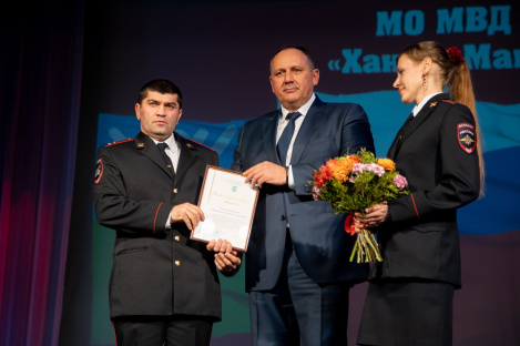 Глава Ханты-Мансийска поздравил сотрудников ОВД с профессиональным праздником. Глава Ханты-Мансийска поздравил сотрудников ОВД с профессиональным праздником.
