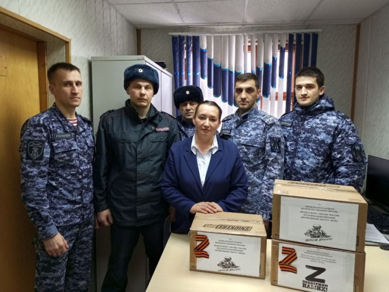 В Югре Росгвардия помогла собрать и перевезти очередную партию посылок на СВО. В Югре Росгвардия помогла собрать и перевезти очередную партию посылок на СВО.